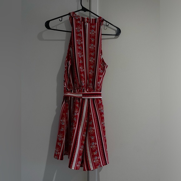 High neck patterned romper with keyhole opening - Picture 9 of 9